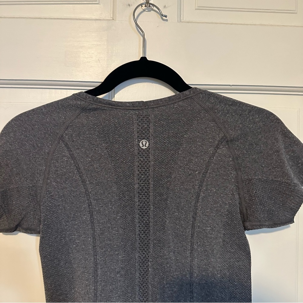 Lululemon Run: Swiftly Tech V Neck Black - Picture 8 of 13